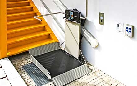 Servoscala per disabili per scale esterne 