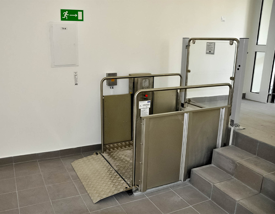 Treppenlift ARTIRA von Garaventa Lift in geschlossenem Zustand im Innenbereich
