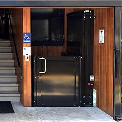 Treppenlift mit Plattform PEGASUS NOVA II – Barrierefreier Zugang zum Haus