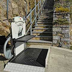 Treppenlift mit Plattform Artira für den Aussenbereich
