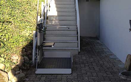 Dieser Treppenlift ARTIRA von Garaventa Lift im Aussenbereich ist mit Sitz ausgestattet