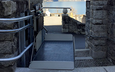 Treppenlift ARTIRA von Garaventa Lift im Aussenbereich ermöglicht barrierenfreien Zugang zu einer Kirche in Flüelen, Uri, Schweiz