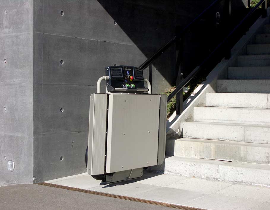 Treppenlift ARTIRA von Garaventa Lift im Aussenbereich zusammengeklappt an der unteren Haltestelle