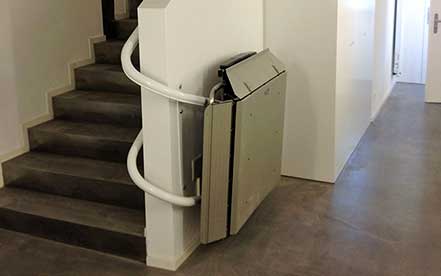 Treppenlift ARTIRA von Garaventa Lift zugeklappt und parkiert