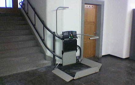 Treppenlift ARTIRA von Garaventa Lift bereit zur Benutzung