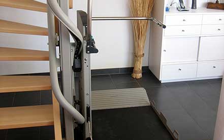 Treppenlift ARTIRA von Garaventa Lift installiert an einer Spindeltreppe im Wohnbereich