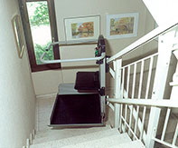 Treppenlift ARTIRA von Garaventa Lift meistert ein enges Treppenhaus