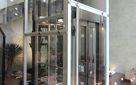 Homelift Elvoron H von Garaventa Lift in einem modernem Eingangsbereich
