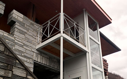 Senkrechtlift Elvoron H von Garaventa Lift kann auch nachträglich an Fassade angebaut werden