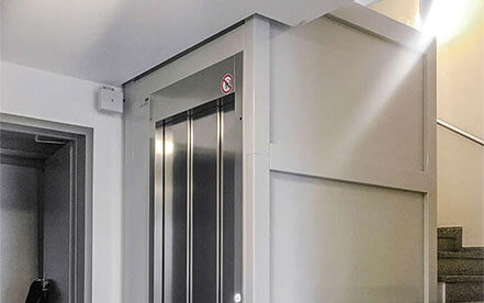 Senkrechtlift Elvoron H von Garaventa Lift erleichtert Ihren Alltag und sieht optisch hervorragend aus