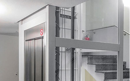 Senkrechtlift Elvoron H von Garaventa Lift erleichtert Ihren Alltag und sieht optisch hervorragend aus