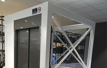 Senkrechtlift Elvoron H von Garaventa Lift kann als Alternative zum konventionellen Aufzug dienen