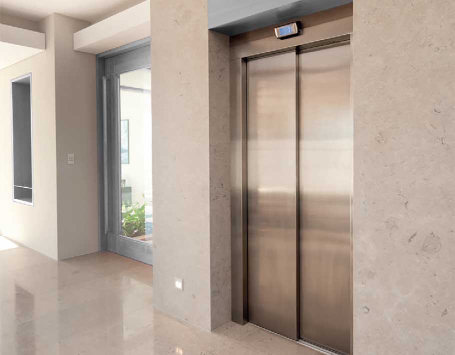 Senkrechtlift Elvoron H von Garaventa Lift als Alternative zum konventionellen Aufzug