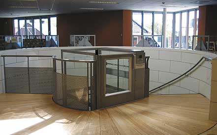 Senkrechtlift Genesis Typ B von Garaventa Lift kann nachträglich mit minimalen baulichen Anpassungen eingebaut werden