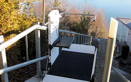Treppenlift Pegasus Nova II Ausseninstallation mit Ausblick auf See und Landschaft Thumbnail