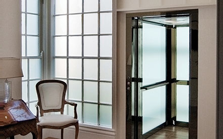 Homelift SAE von Garaventa Lift integriert in einem modernem Glasfront Gebaeude