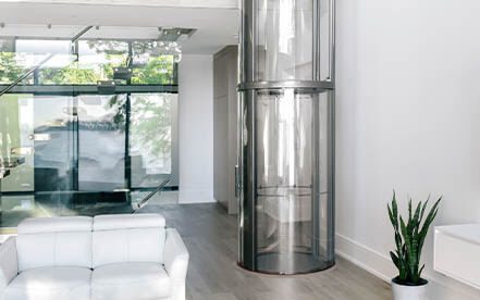 Vuelift Mini in offenem Wohnraum mit Glasfront