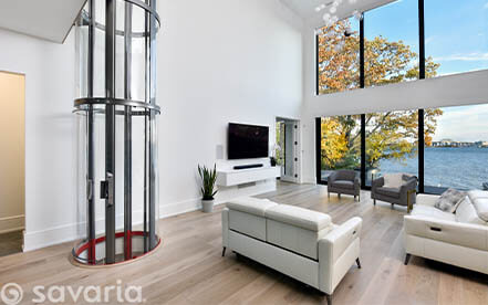 Vuelift Mini in offenem Wohnraum mit Glasfront und Ausblick