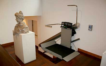Treppenlift X3 von Garaventa Lift ermöglicht Barrierefreiheit in einem Museum