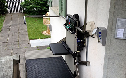 Treppenlift X3 von Garaventa Lift ermöglicht den barrierefreien Zutritt zum Haus