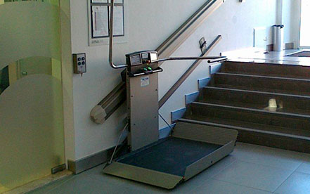 Treppenlift X3 von Garaventa Lift, hier in geöffnetem Zustand, überwindet das Hindernis Treppe in diesem öffentlichem Gebäude