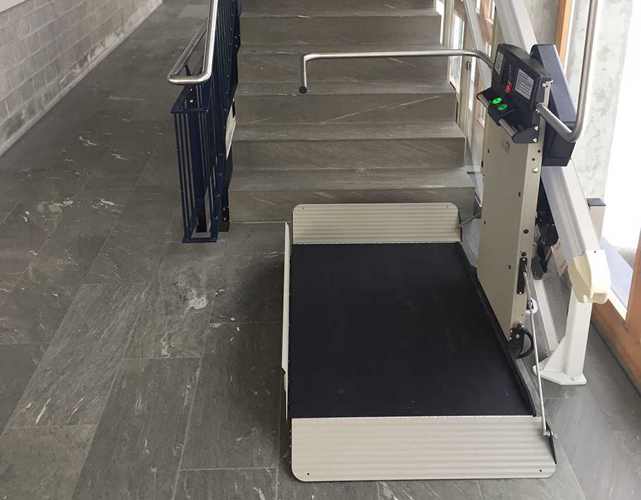Treppenlift X3 von Garaventa Lift in geöffnetem Zustand im Innenbereich