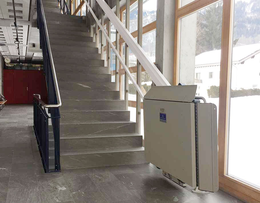 Treppenlift X3 von Garaventa Lift zugefaltet im Innenbereich