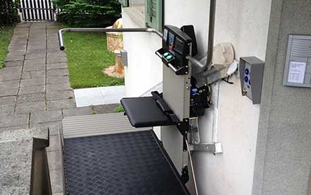 Treppenlift X3 von Garaventa Lift ermöglicht den barrierefreien Zutritt zum Haus