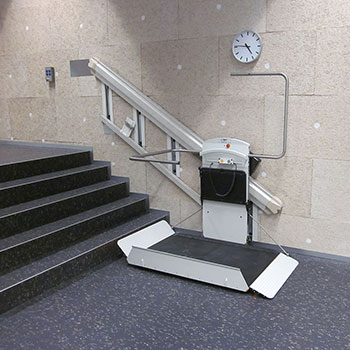 Treppenlift mit Plattform POLARIS II – Die schnelle und einfache Lösung für gerade Treppen